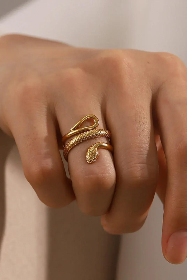 Dakota | Statement ring with sculpted snake