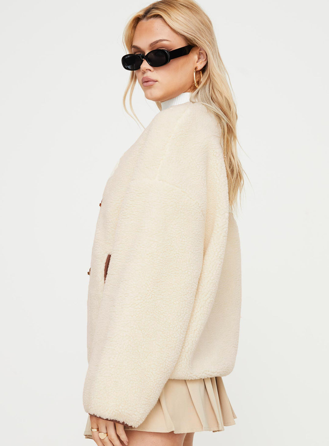 Sara | Women’s oversized teddy coat with contrast clasp detail