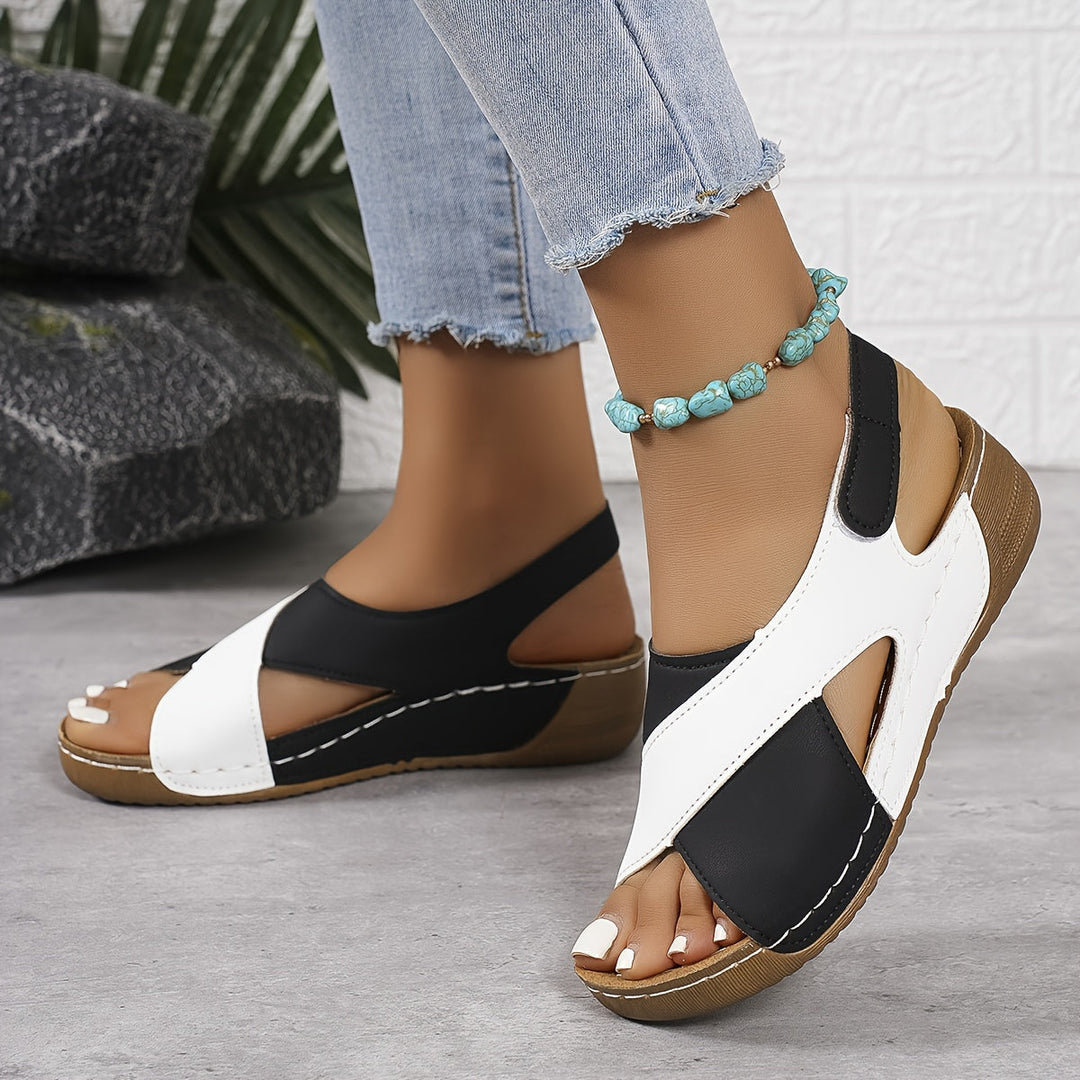 Aurelia | Strapped sandals with sculpted footbed