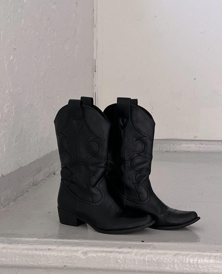 Athena | Women’s cowboy boots with stitching detail and mid-shin fit