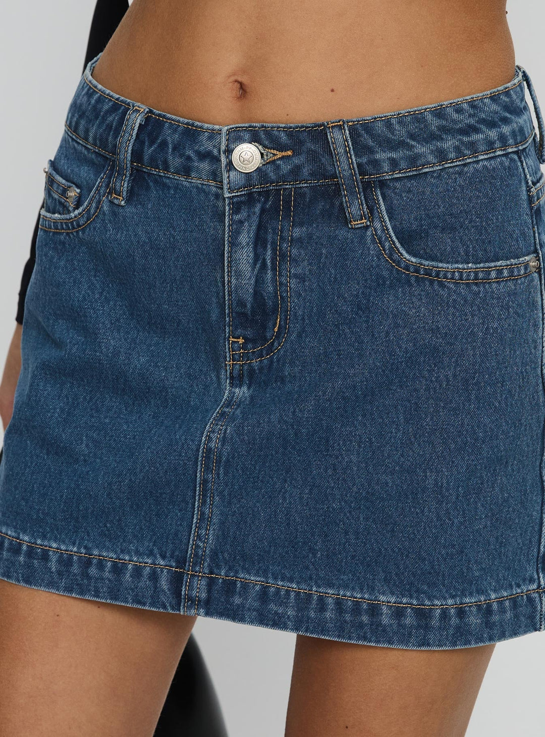 Xyriel | Women’s mid-rise denim mini skirt with five-pocket design and washed finish