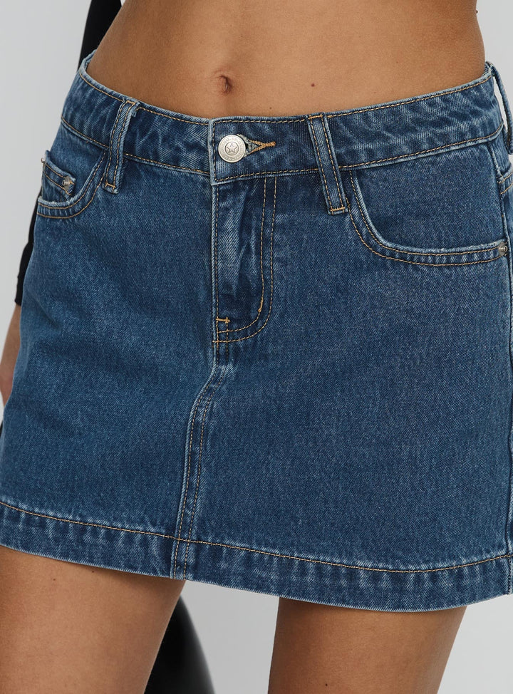 Xyriel | Women’s mid-rise denim mini skirt with five-pocket design and washed finish