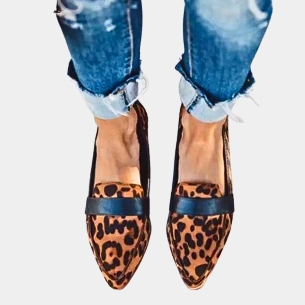 Women’s loafers with round toe and stitched edge