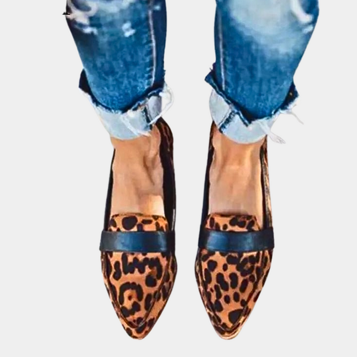 Women’s loafers with round toe and stitched edge