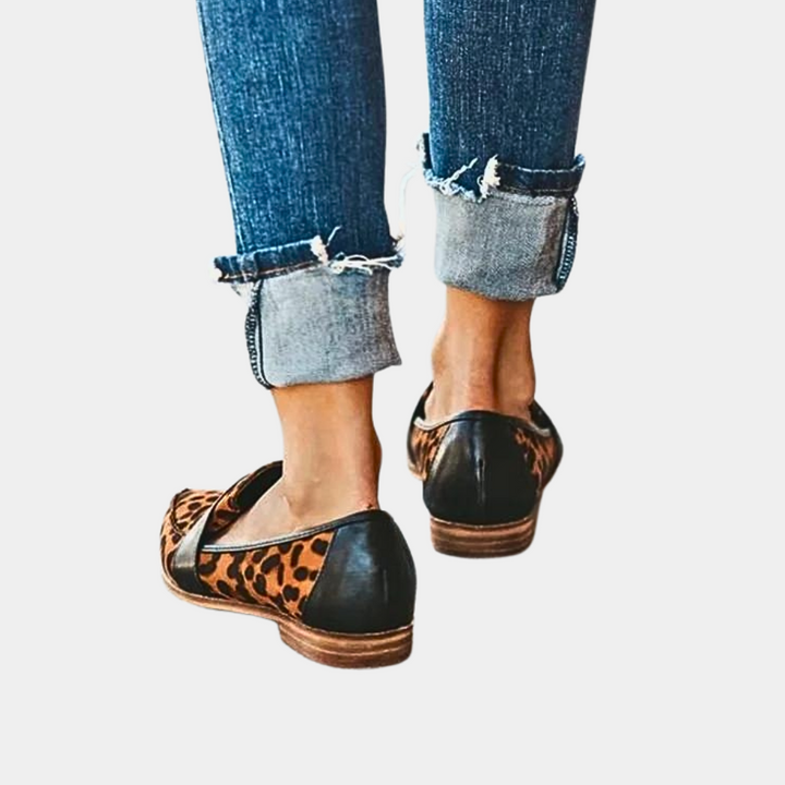 Women’s loafers with round toe and stitched edge