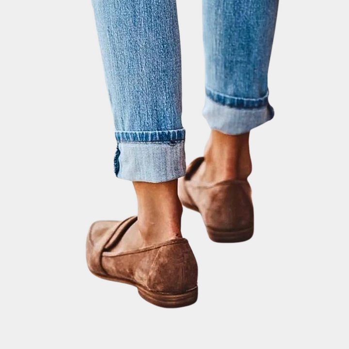 Women’s loafers with round toe and stitched edge