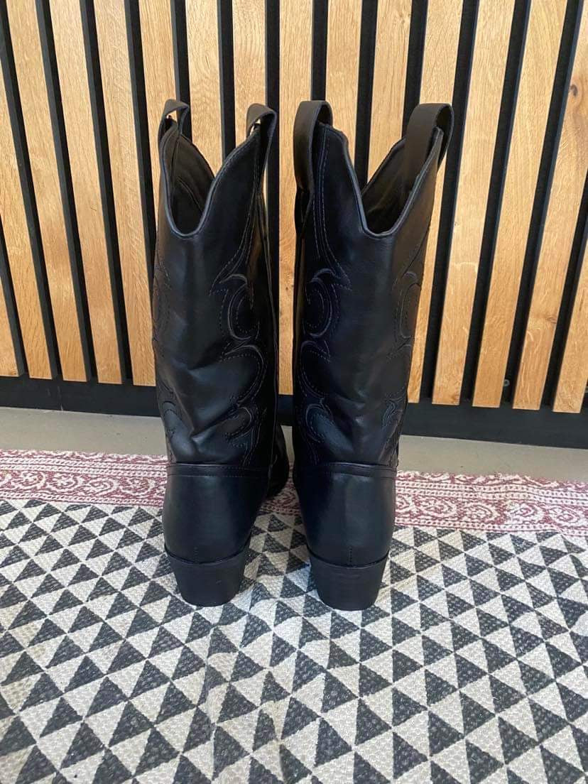 Athena | Women’s cowboy boots with stitching detail and mid-shin fit