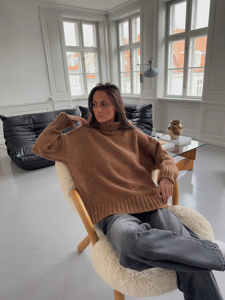 Mara | Women’s turtleneck sweater with ribbed hem design