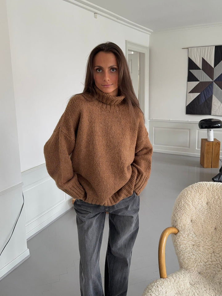 Mara | Women’s turtleneck sweater with ribbed hem design