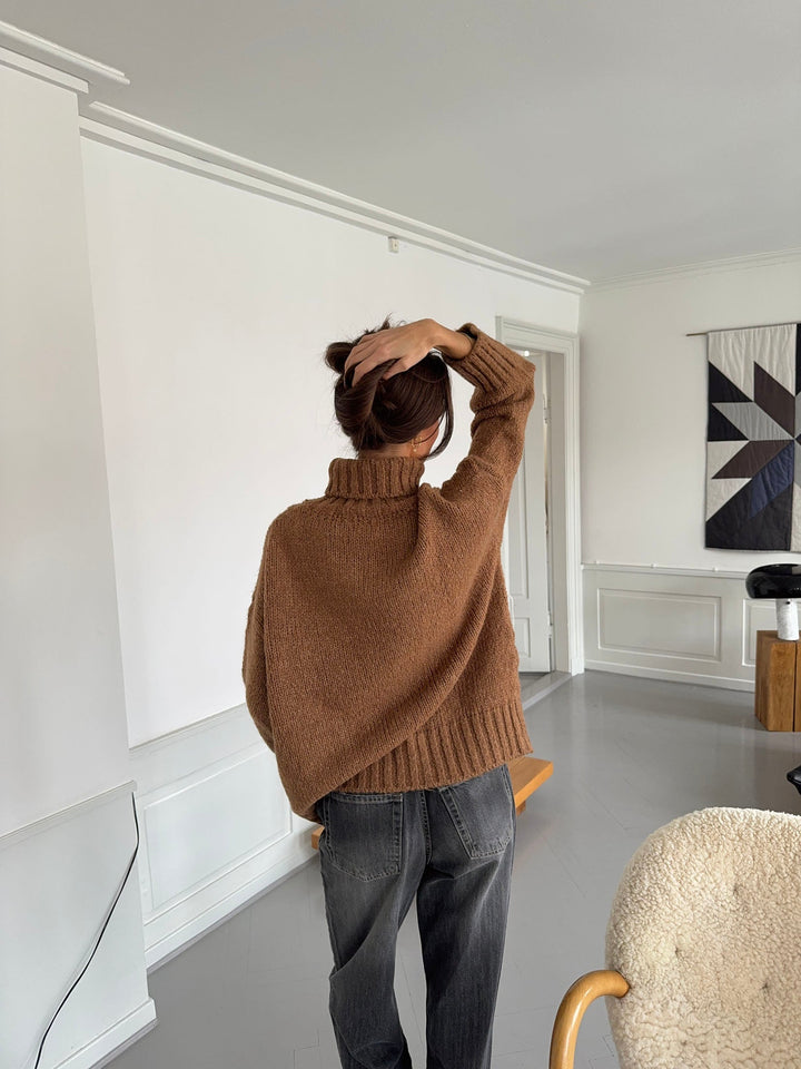 Mara | Women’s turtleneck sweater with ribbed hem design