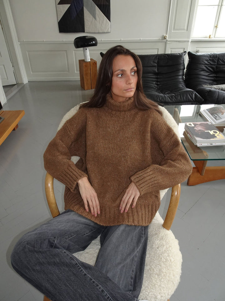 Mara | Women’s turtleneck sweater with ribbed hem design