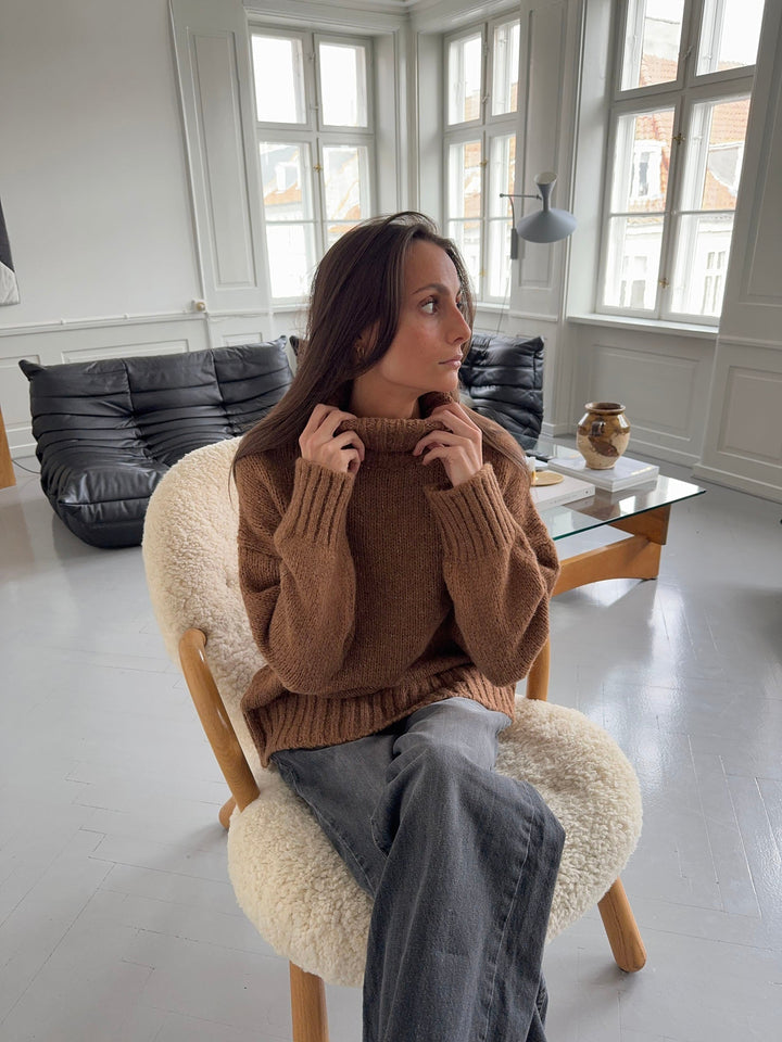 Mara | Women’s turtleneck sweater with ribbed hem design