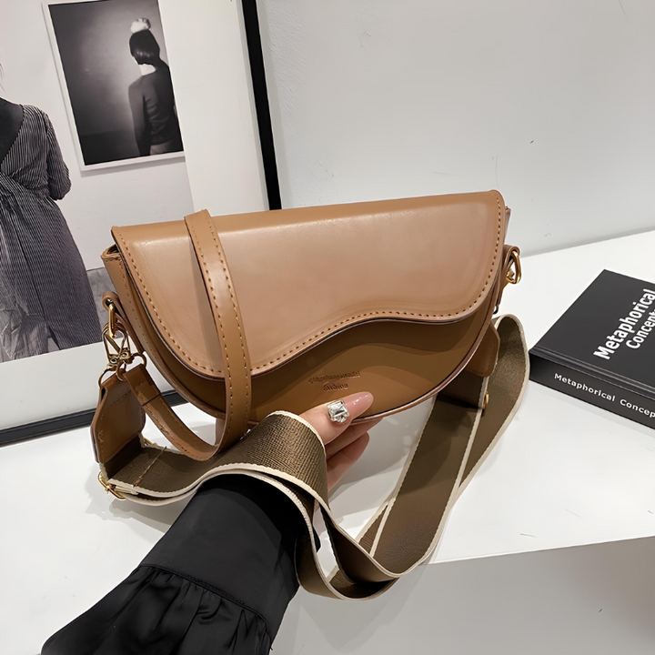 Amayya | Minimalist saddle bag with magnetic flap