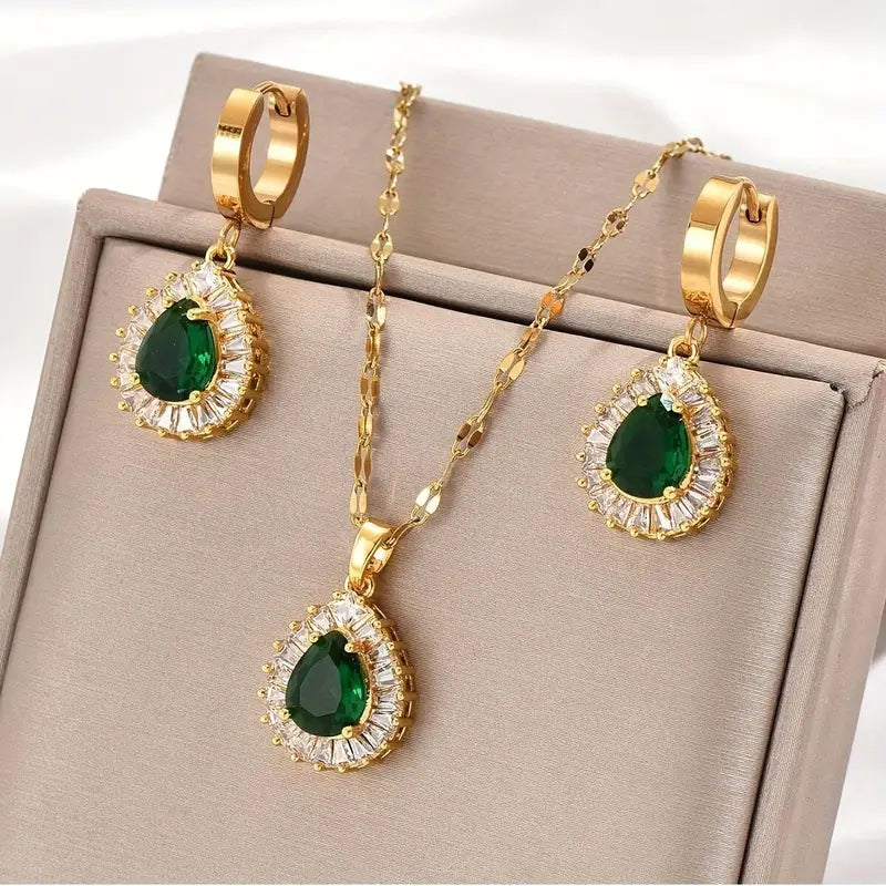 Carmen | Women’s jewelry set with emerald teardrop pendant and earrings