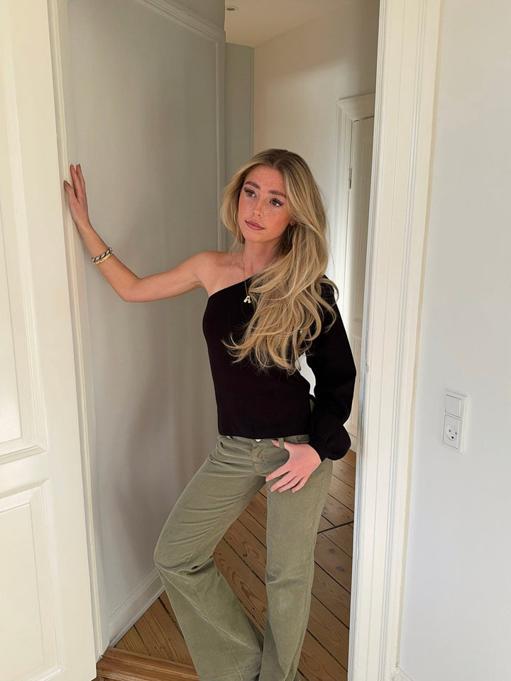Vivienne | Women’s knit blouse with one-shoulder design