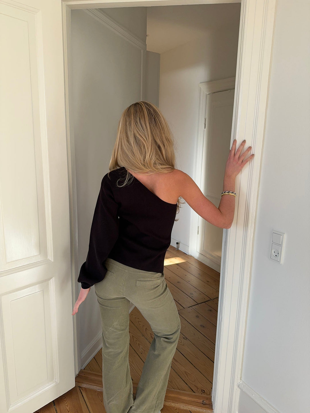 Vivienne | Women’s knit blouse with one-shoulder design