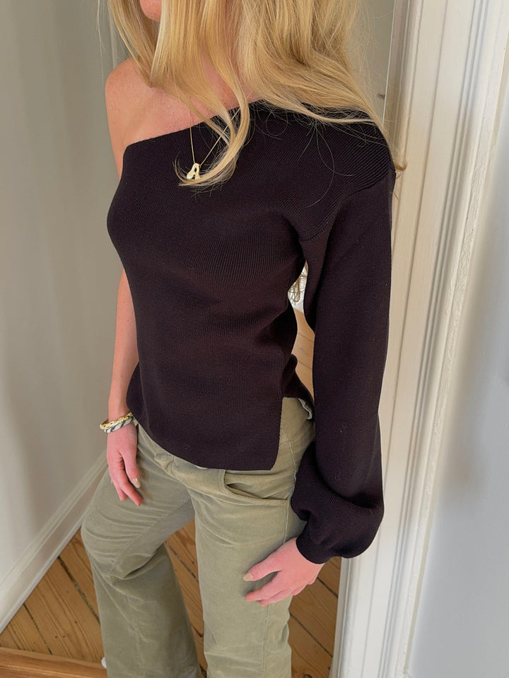 Vivienne | Women’s knit blouse with one-shoulder design