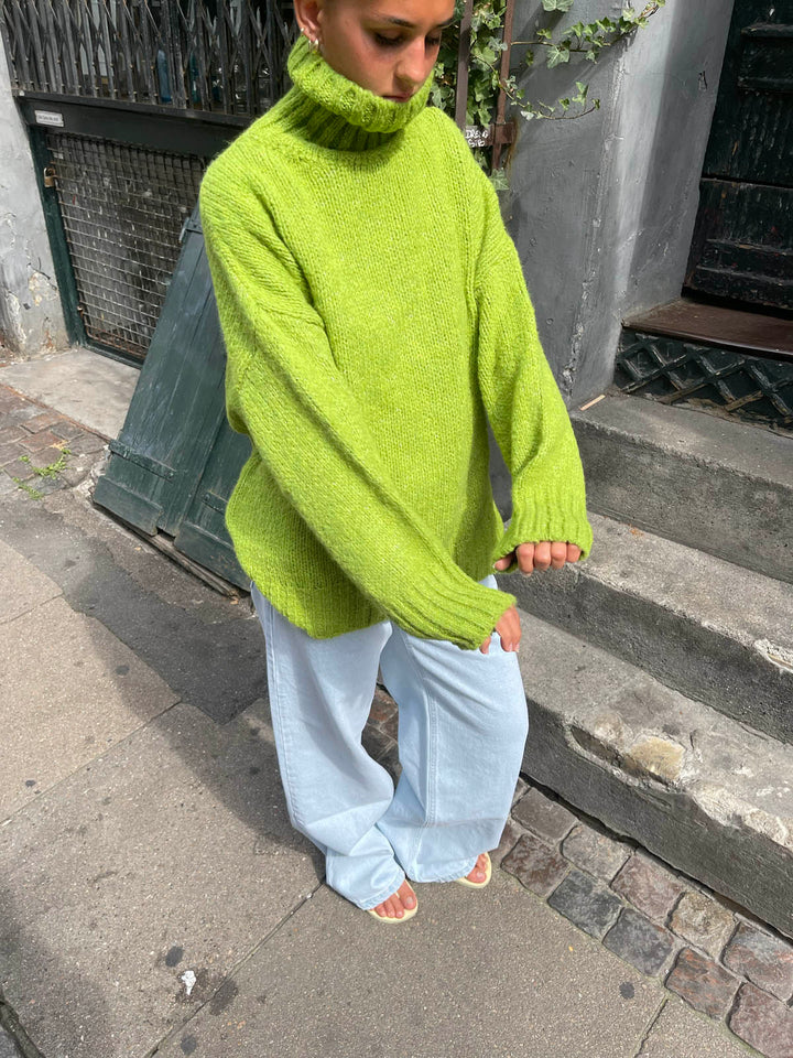 Quinn | Women’s turtleneck with ribbed hem design