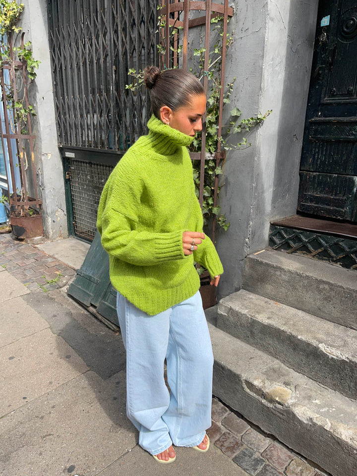 Quinn | Women’s turtleneck with ribbed hem design