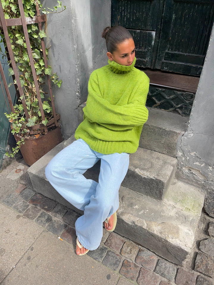 Quinn | Women’s turtleneck with ribbed hem design