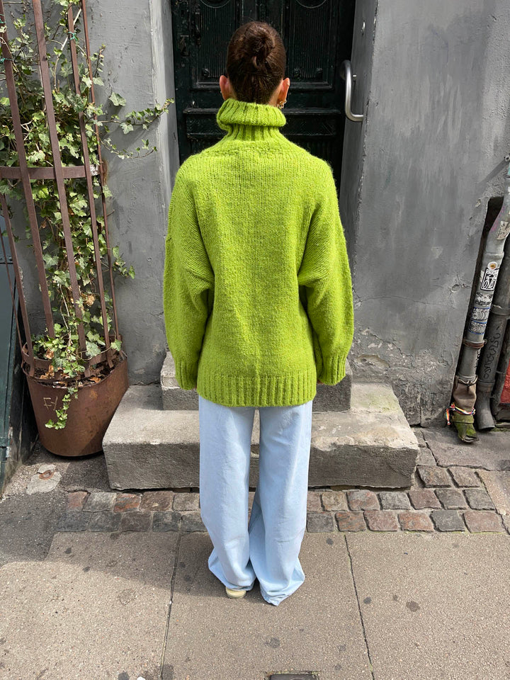 Quinn | Women’s turtleneck with ribbed hem design