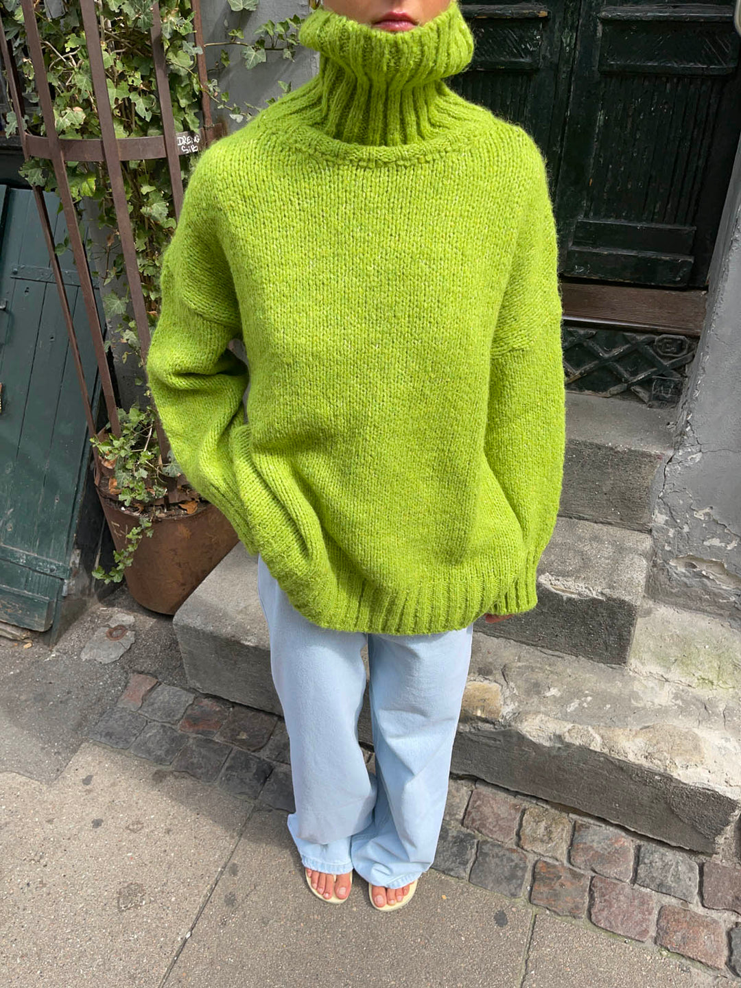 Quinn | Women’s turtleneck with ribbed hem design