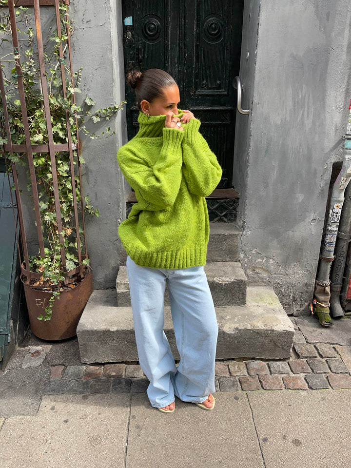 Quinn | Women’s turtleneck with ribbed hem design