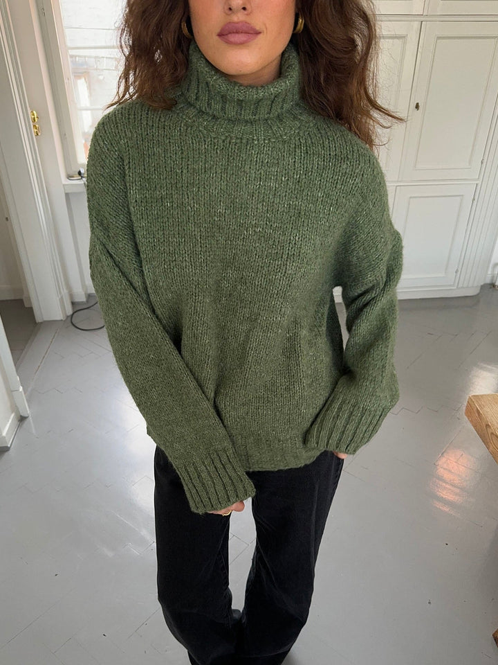 Morgan | Women’s turtleneck with ribbed long sleeve design