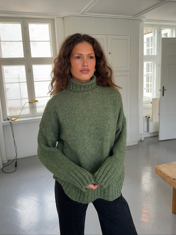Morgan | Women’s turtleneck with ribbed long sleeve design