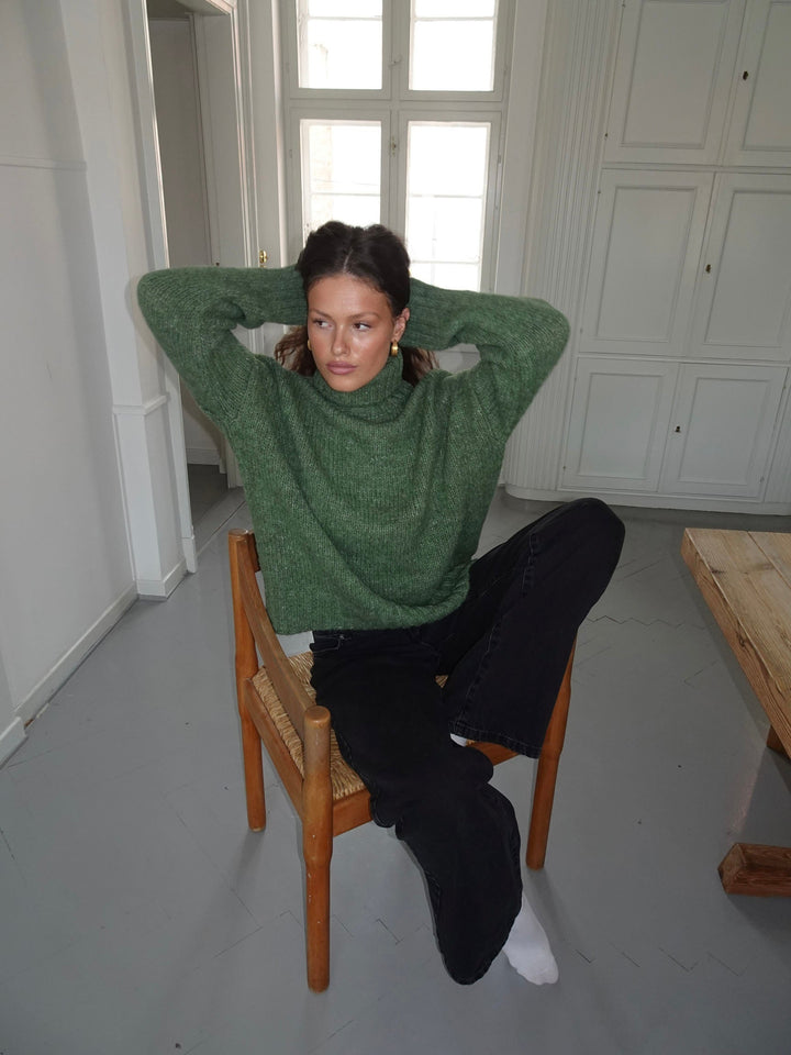 Morgan | Women’s turtleneck with ribbed long sleeve design