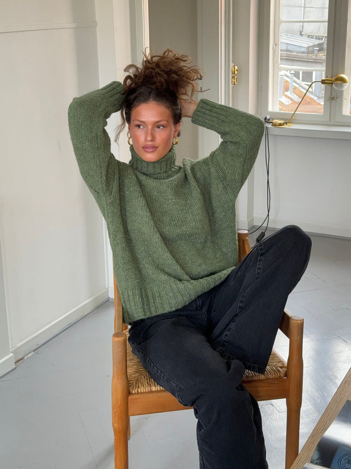 Morgan | Women’s turtleneck with ribbed long sleeve design